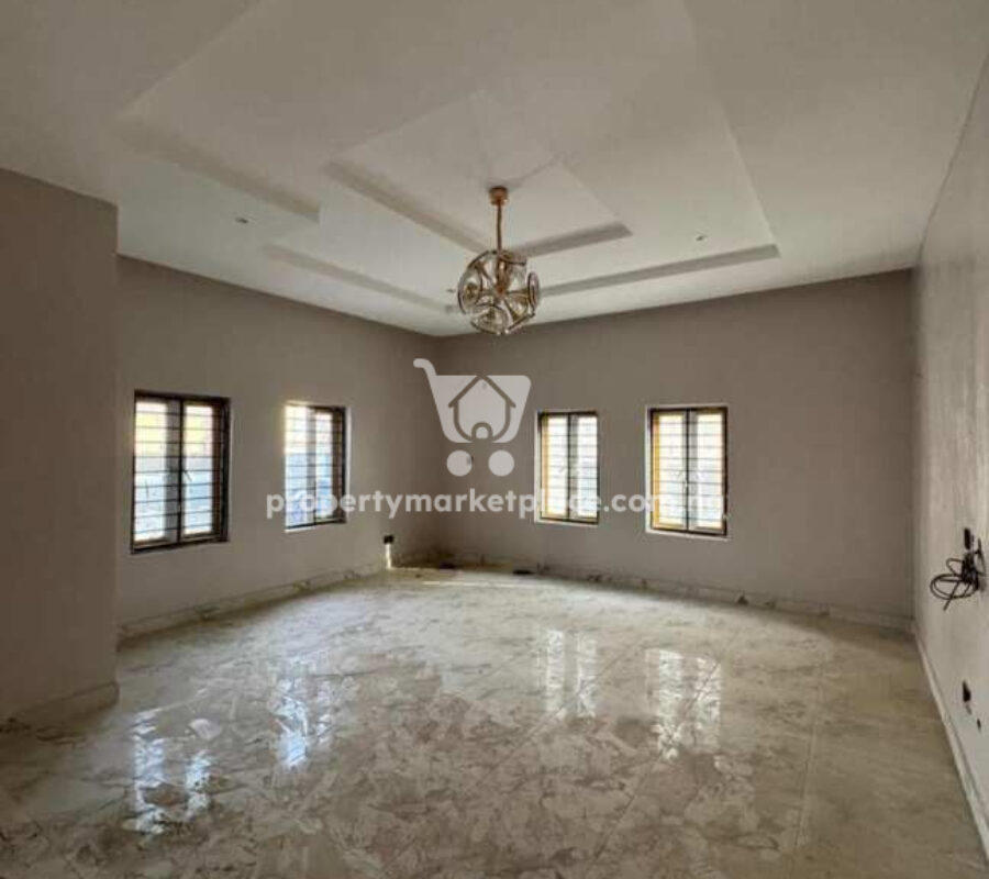5 bedroom detached duplex with 2 rooms Bq