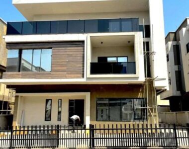 Superbly finished & luxurious 6 bedroom detached duplex