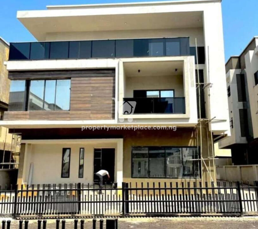 Superbly finished & luxurious 6 bedroom detached duplex