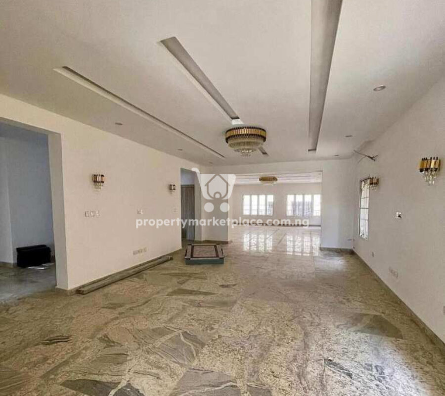 Exquisite 7 bedroom detached duplex & 2 bedroom guest chalet