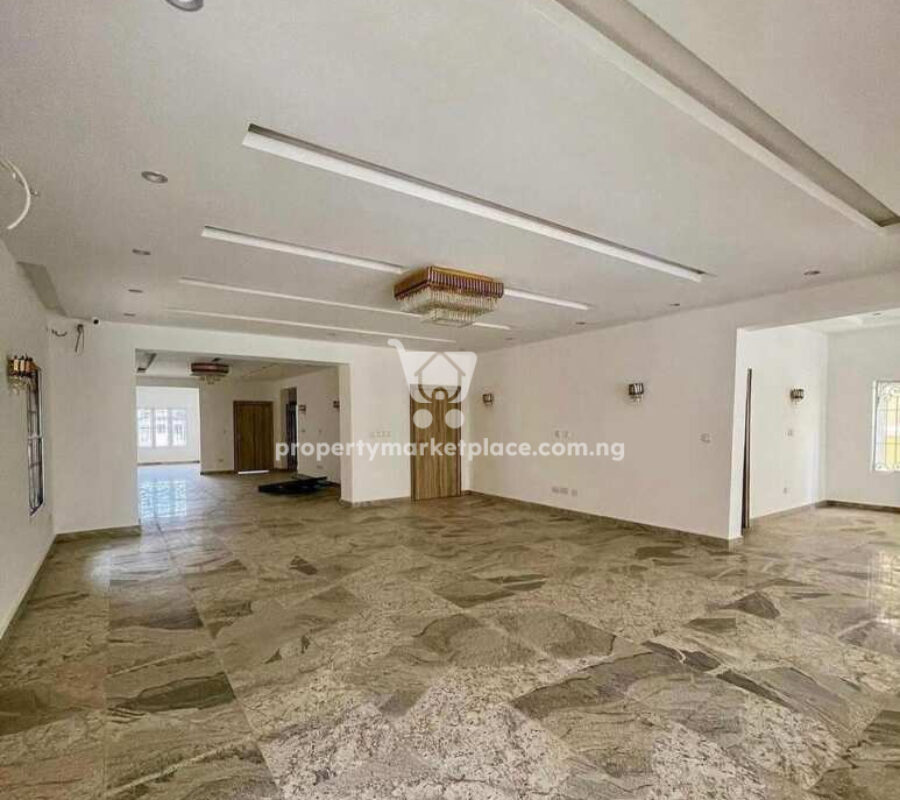 Exquisite 7 bedroom detached duplex & 2 bedroom guest chalet