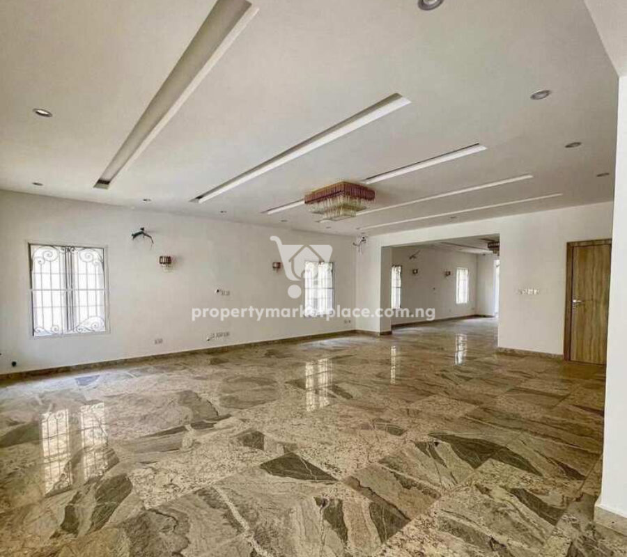 Exquisite 7 bedroom detached duplex & 2 bedroom guest chalet