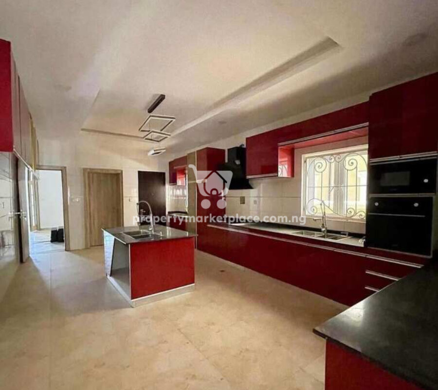 Exquisite 7 bedroom detached duplex & 2 bedroom guest chalet