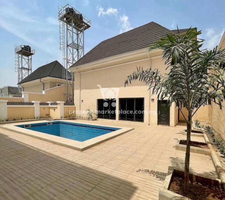 Exquisite 7 bedroom detached duplex & 2 bedroom guest chalet