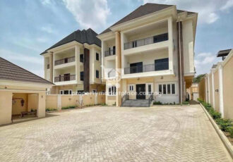 Exquisite 7 bedroom detached duplex & 2 bedroom guest chalet