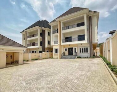 Exquisite 7 bedroom detached duplex & 2 bedroom guest chalet