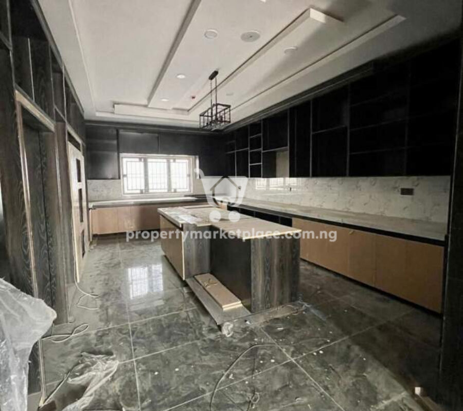 Gorgeous 8 bedroom detached duplex with 2 rooms Bq