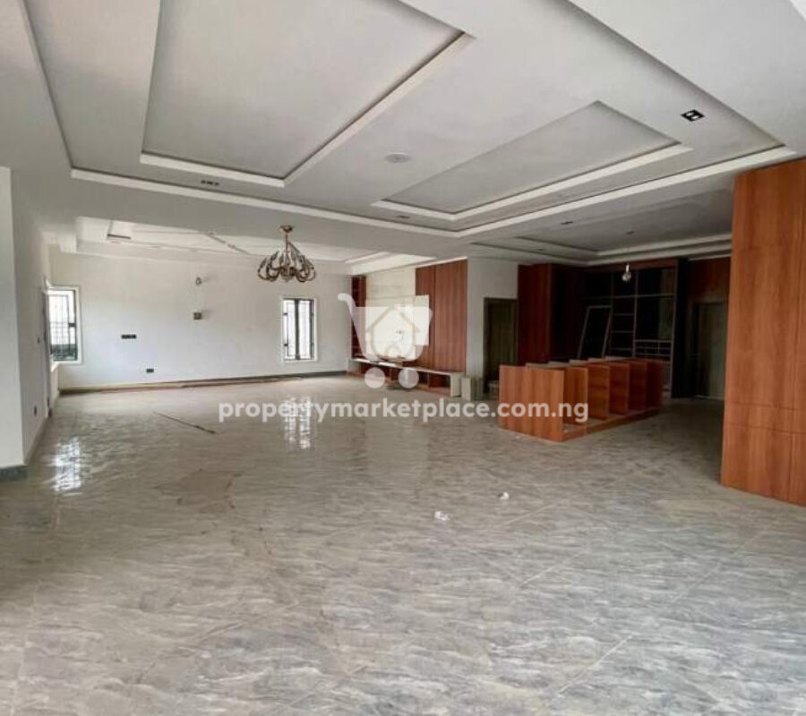 Gorgeous 8 bedroom detached duplex with 2 rooms Bq