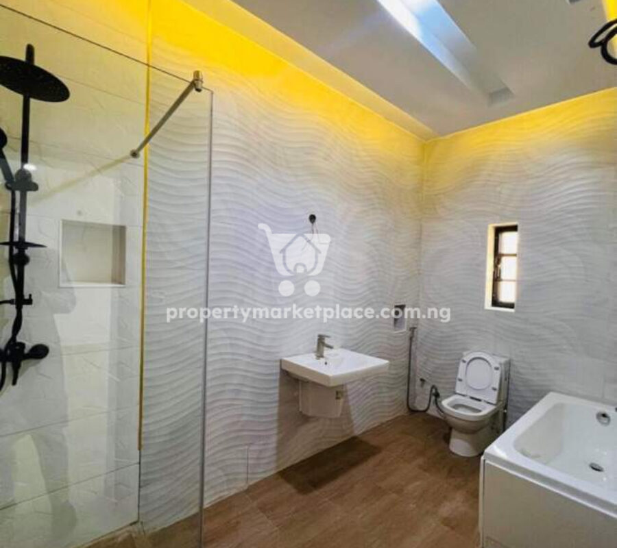 Exotic 5 bedroom terrace duplex + Bq in an estate
