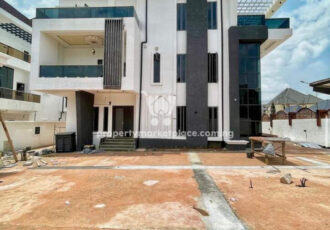 Gorgeous 8 bedroom detached duplex with 2 rooms Bq