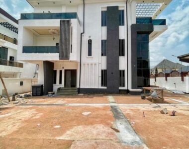 Gorgeous 8 bedroom detached duplex with 2 rooms Bq