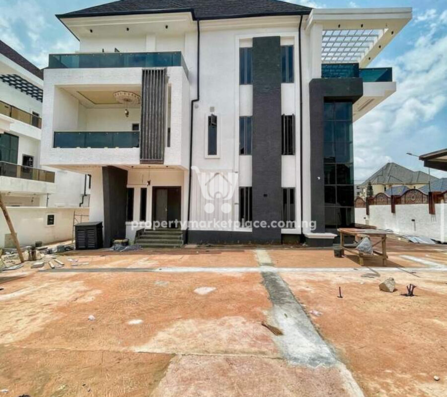 Gorgeous 8 bedroom detached duplex with 2 rooms Bq