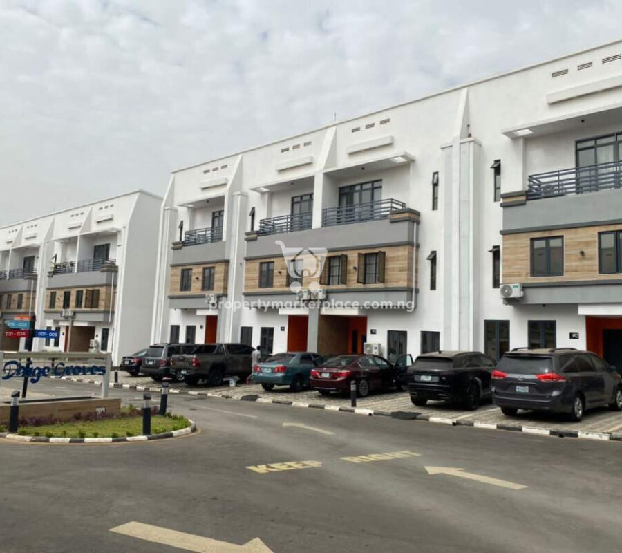 Exotic 5 bedroom terrace duplex + Bq in an estate