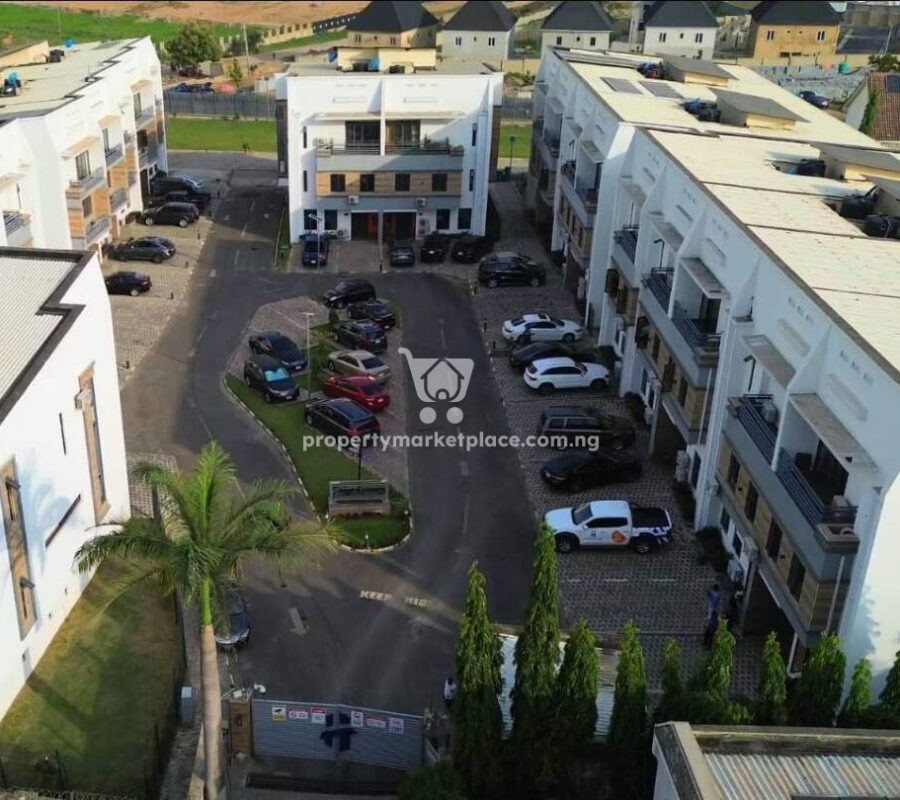 Exotic 5 bedroom terrace duplex + Bq in an estate