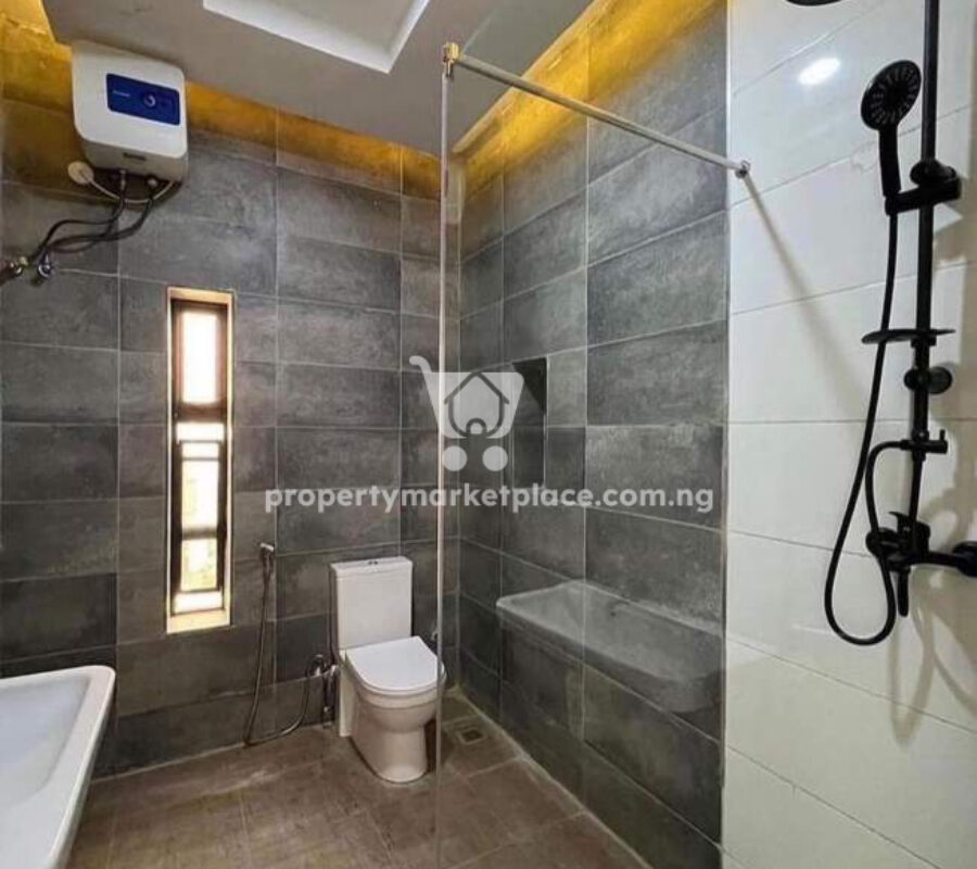 Exotic 5 bedroom terrace duplex + Bq in an estate