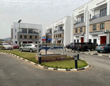 Exotic 5 bedroom terrace duplex + Bq in an estate