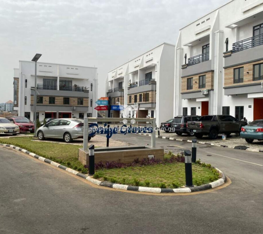 Exotic 5 bedroom terrace duplex + Bq in an estate