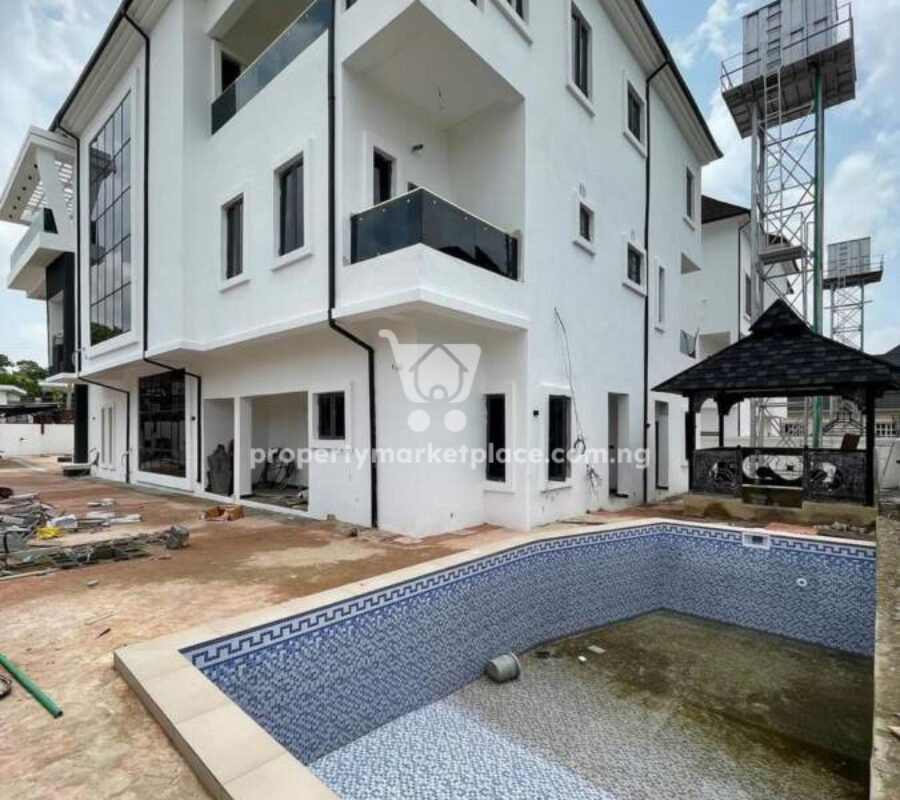 Gorgeous 8 bedroom detached duplex with 2 rooms Bq