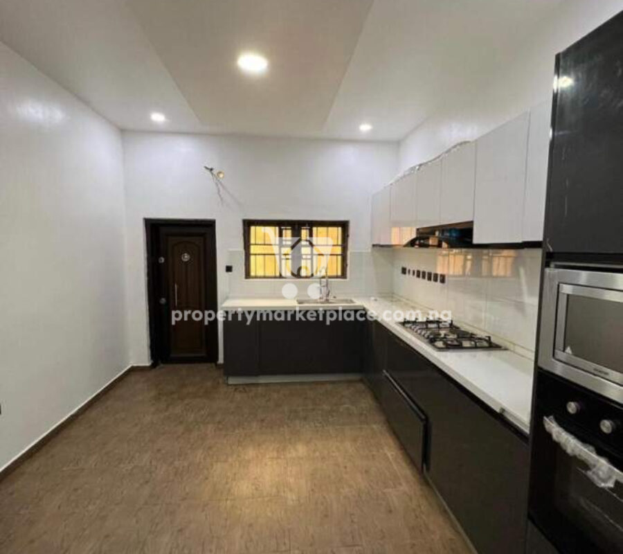 Exotic 5 bedroom terrace duplex + Bq in an estate