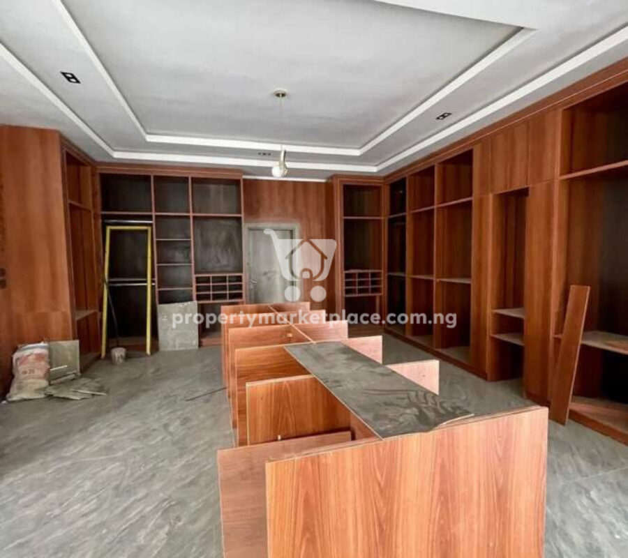 Gorgeous 8 bedroom detached duplex with 2 rooms Bq