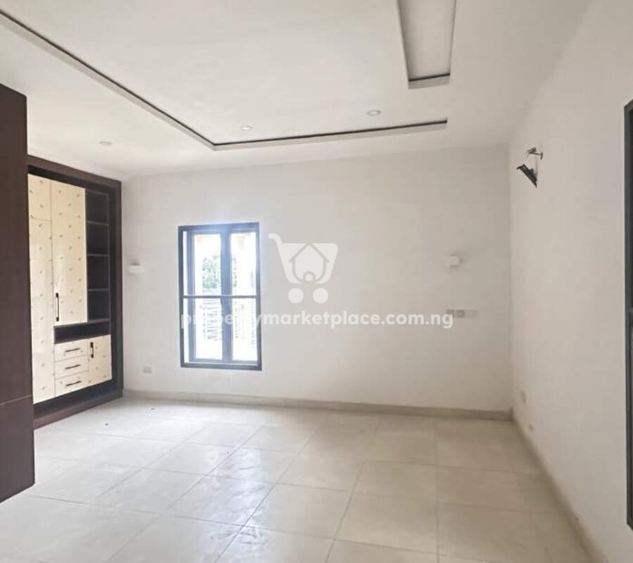 5 bedroom semi detached duplex + Bq in a private compound