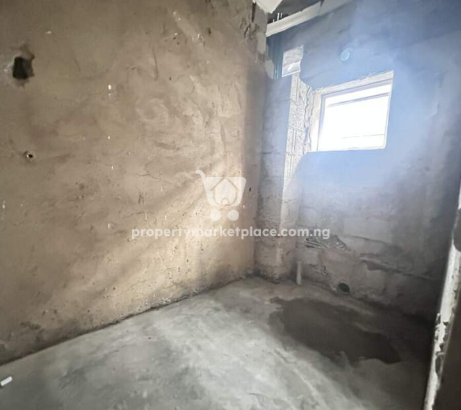 Spacious 3 bedroom flat in a nice & secured estate
