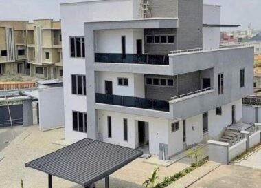 Contemporary 5 bedroom detached duplex with Bq