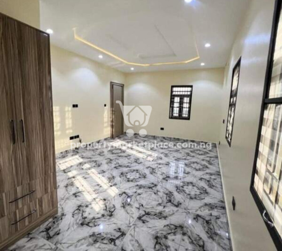 Contemporary 5 bedroom detached duplex with open rooftop