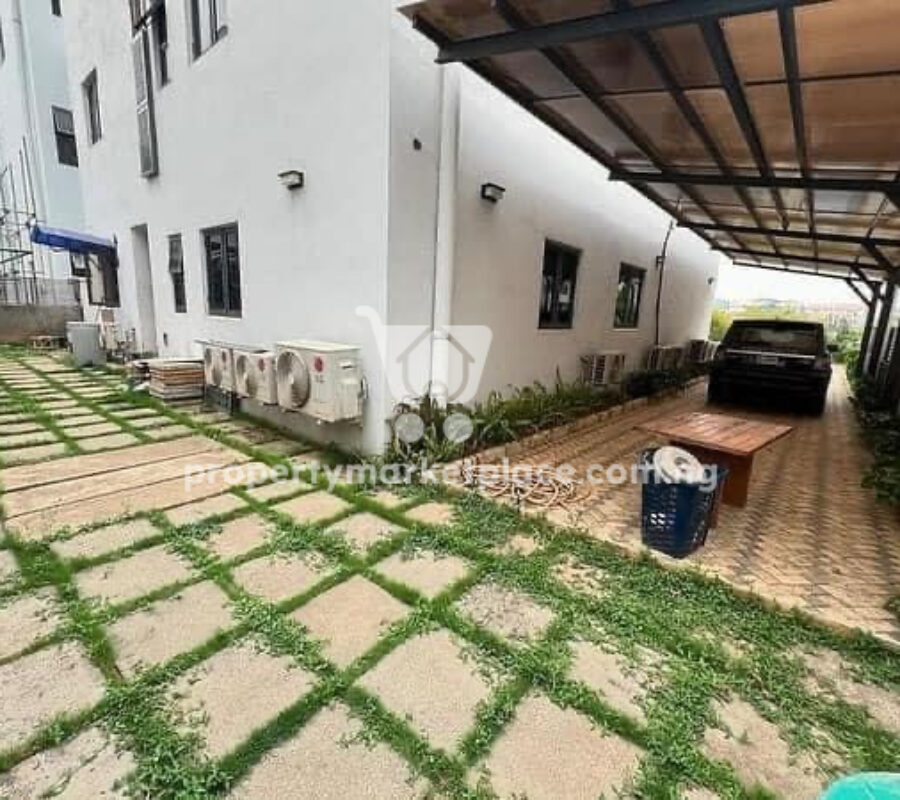 Massive & tastefully finished 5 bedroom detached duplex