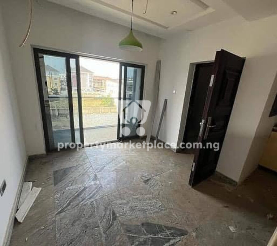 Spacious and nicely finished 2 bedroom flat