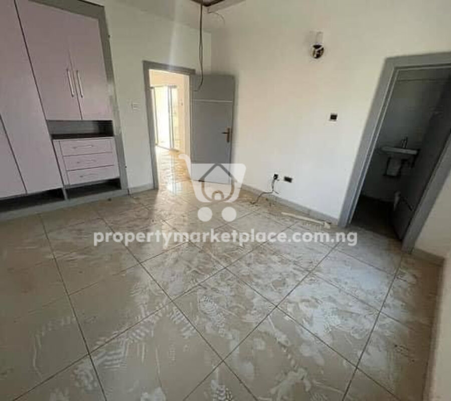 Spacious and nicely finished 2 bedroom flat