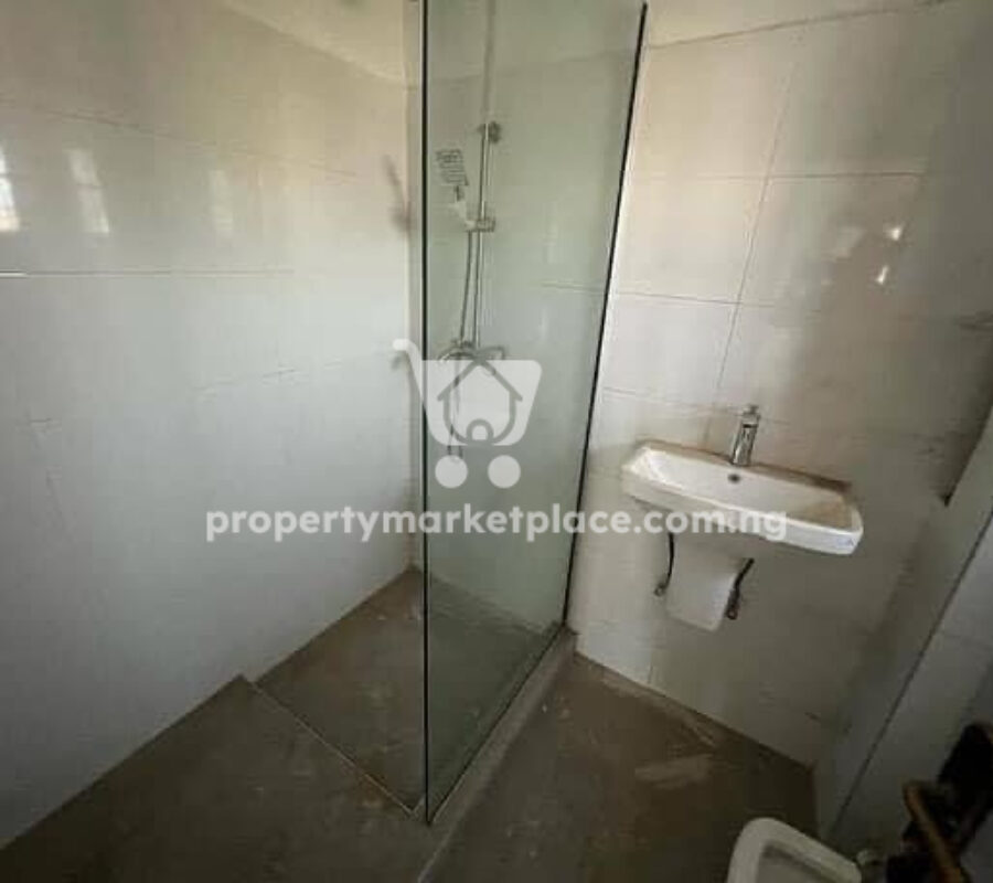 Spacious and nicely finished 2 bedroom flat