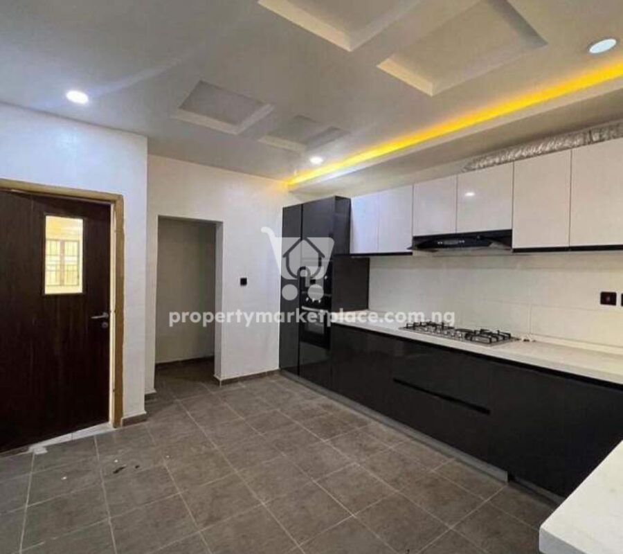 Exotic 5 bedroom terrace duplex + Bq in an estate