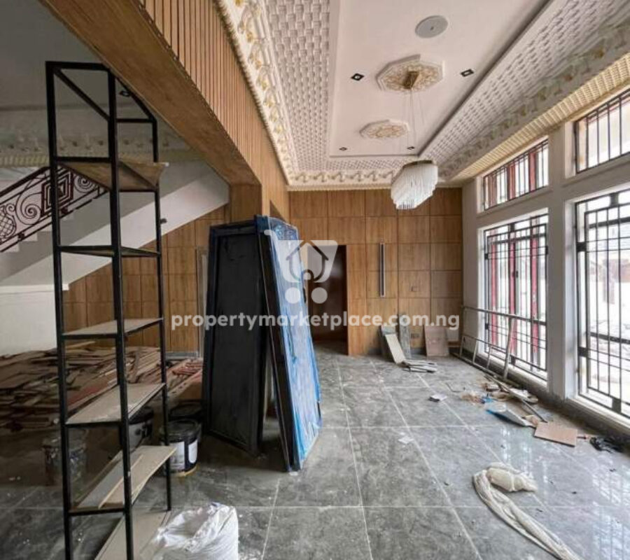 Gorgeous 8 bedroom detached duplex with 2 rooms Bq