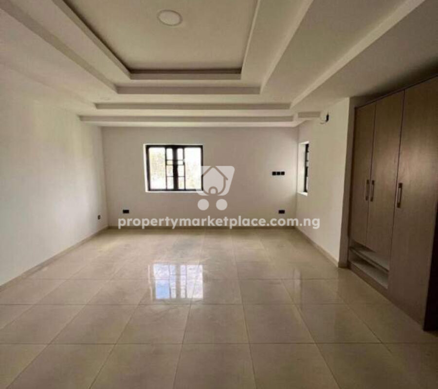 Exotic 5 bedroom terrace duplex + Bq in an estate