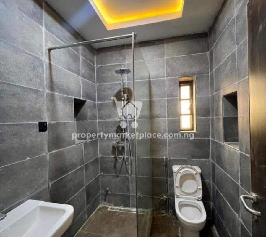 Exotic 5 bedroom terrace duplex + Bq in an estate