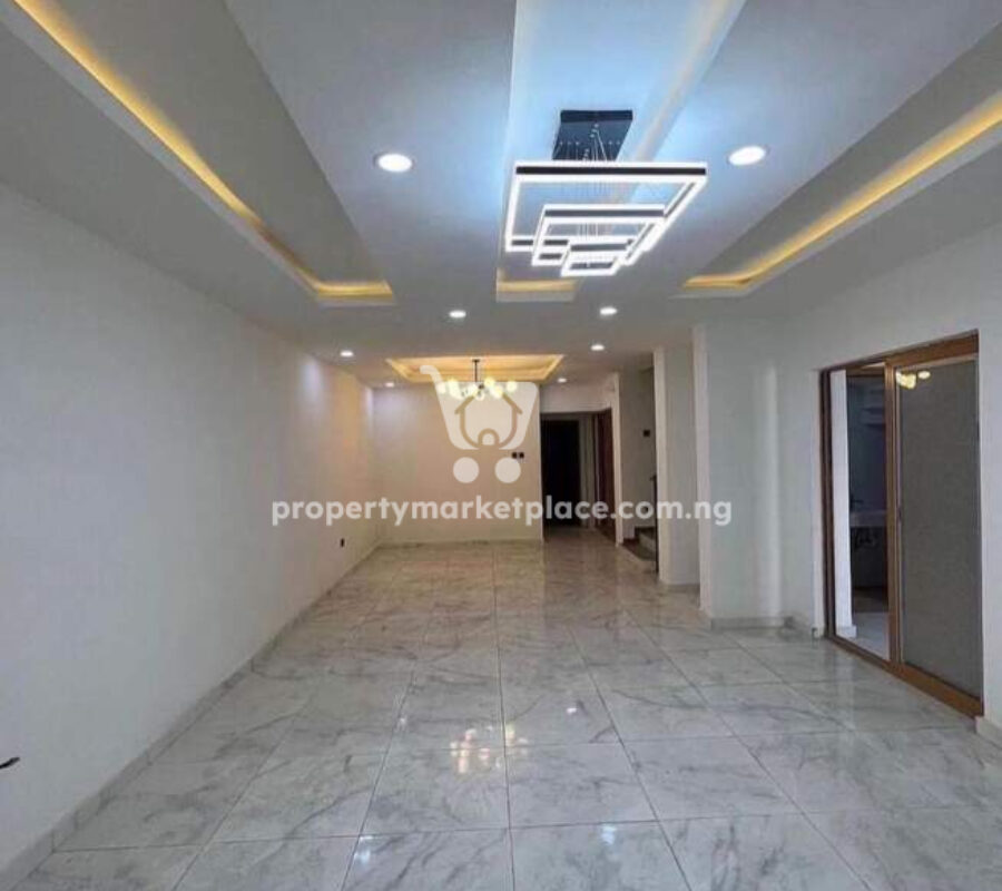 Exotic 5 bedroom terrace duplex + Bq in an estate