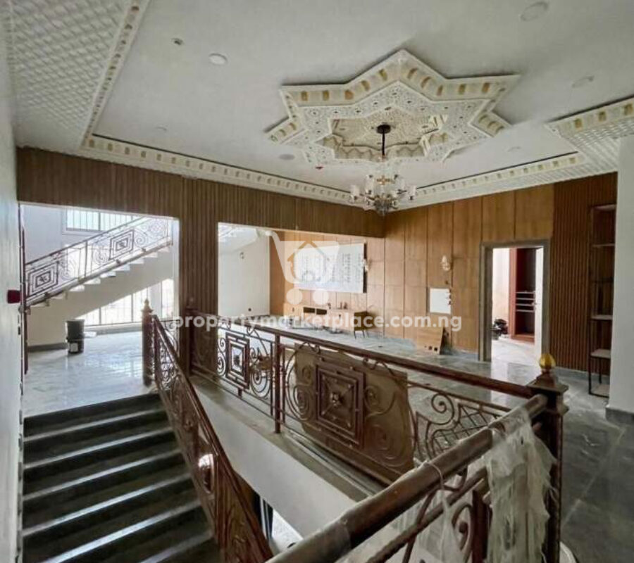 Gorgeous 8 bedroom detached duplex with 2 rooms Bq