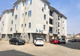 Luxurious 3 bedroom flat in a nice estate with good roads
