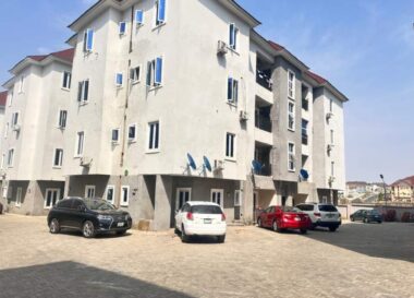 Luxurious 3 bedroom flat in a nice estate with good roads