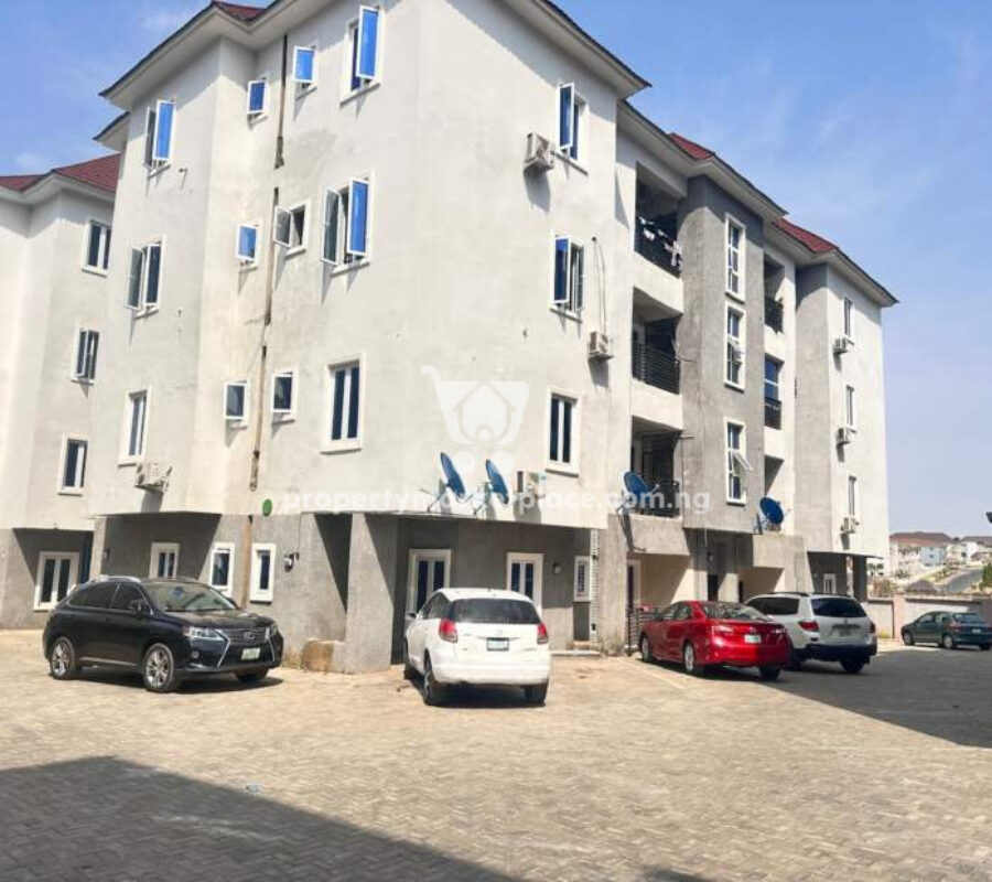 Luxurious 3 bedroom flat in a nice estate with good roads