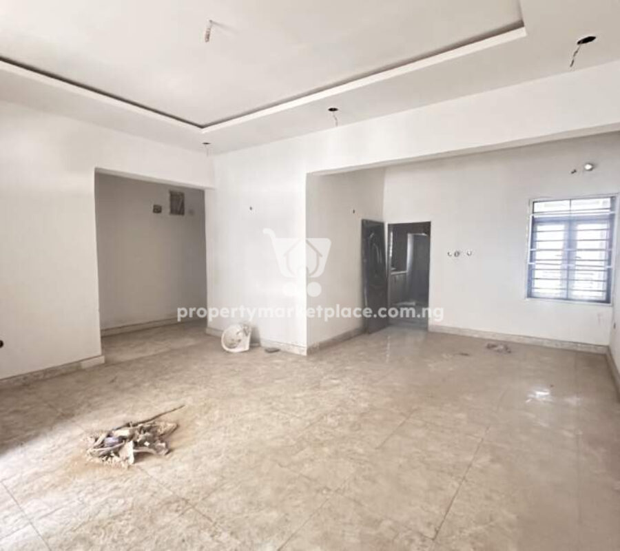 Luxurious 3 bedroom flat in a nice estate with good roads