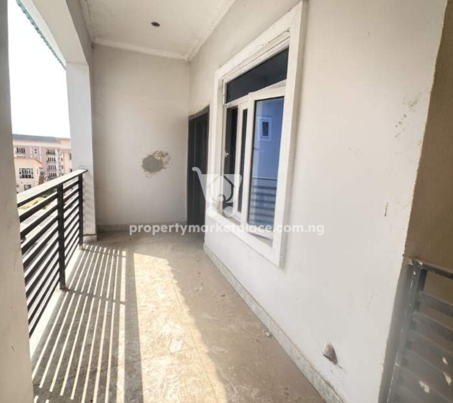 Luxurious 3 bedroom flat in a nice estate with good roads