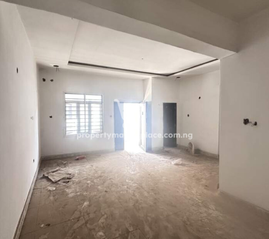 Luxurious 3 bedroom flat in a nice estate with good roads