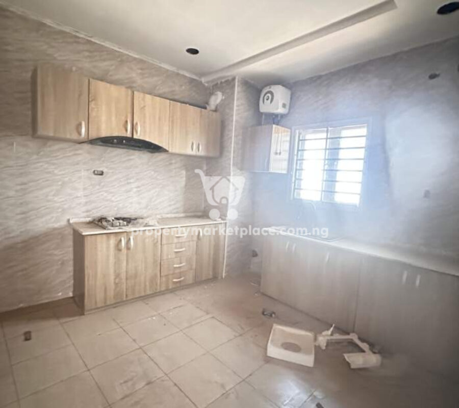 Luxurious 3 bedroom flat in a nice estate with good roads