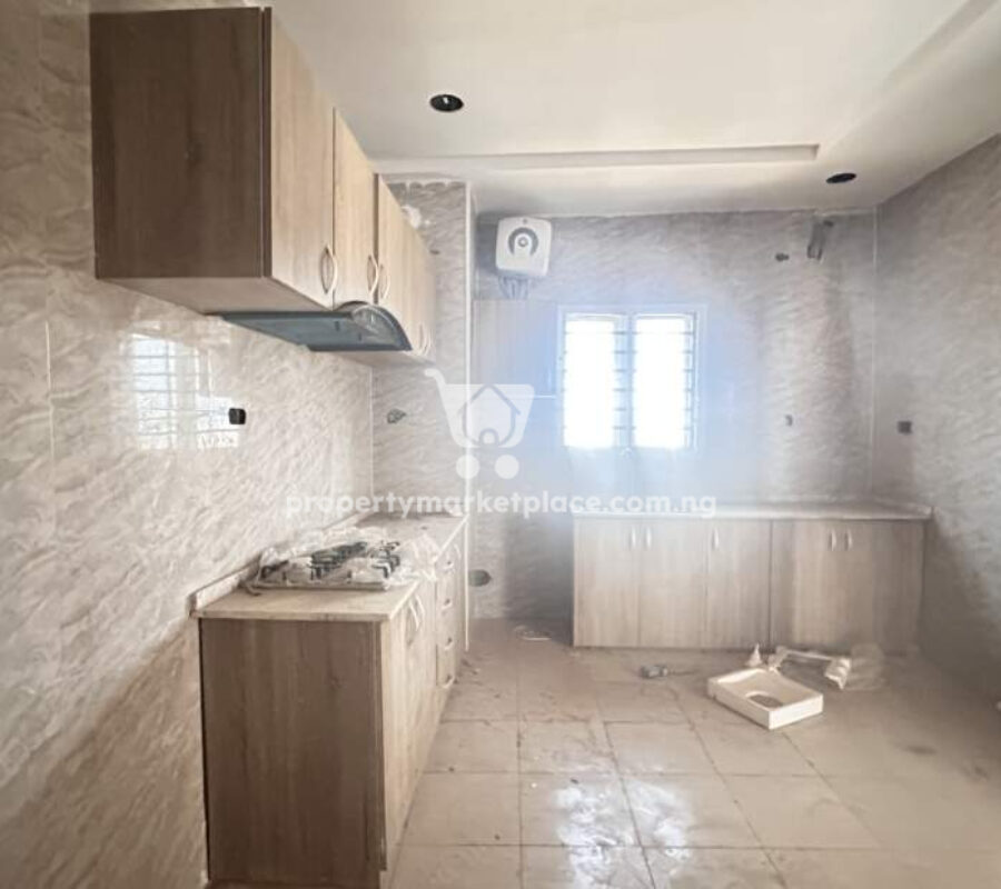 Luxurious 3 bedroom flat in a nice estate with good roads