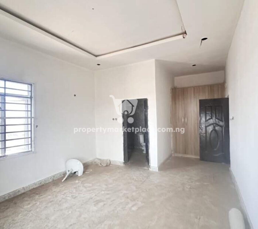 Luxurious 3 bedroom flat in a nice estate with good roads