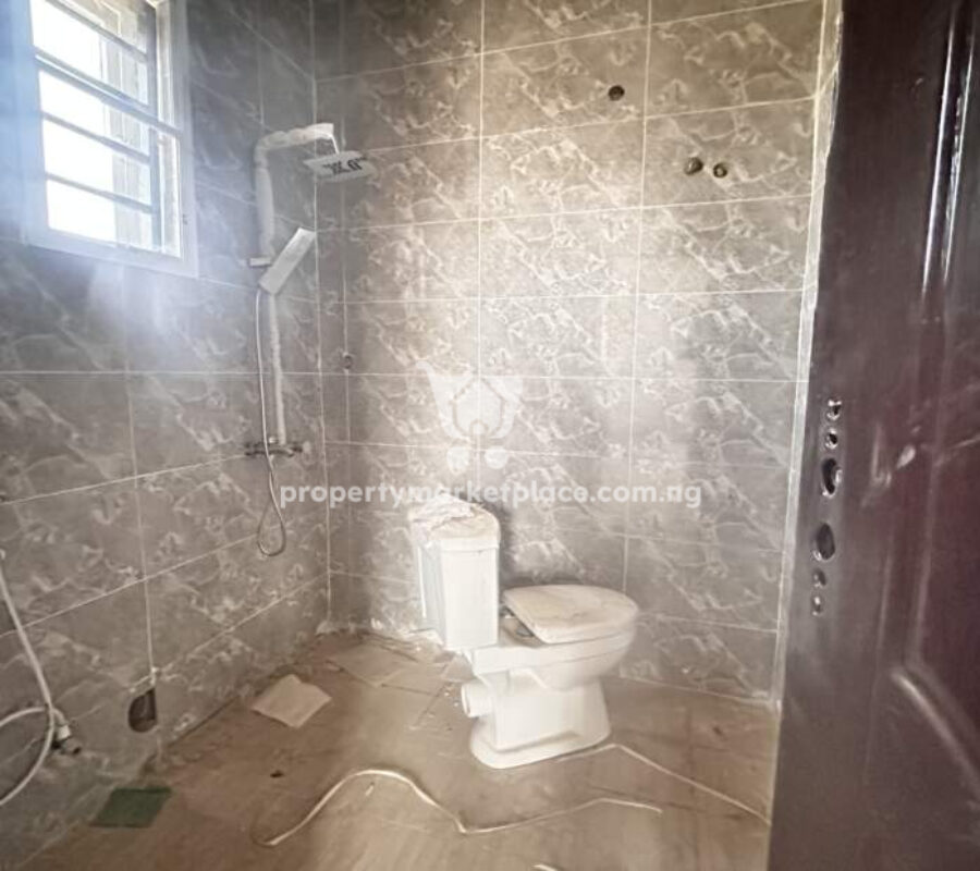 Luxurious 3 bedroom flat in a nice estate with good roads