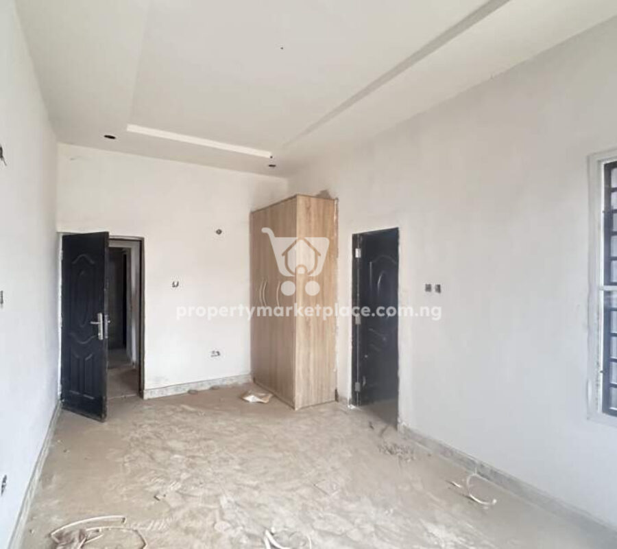 Luxurious 3 bedroom flat in a nice estate with good roads