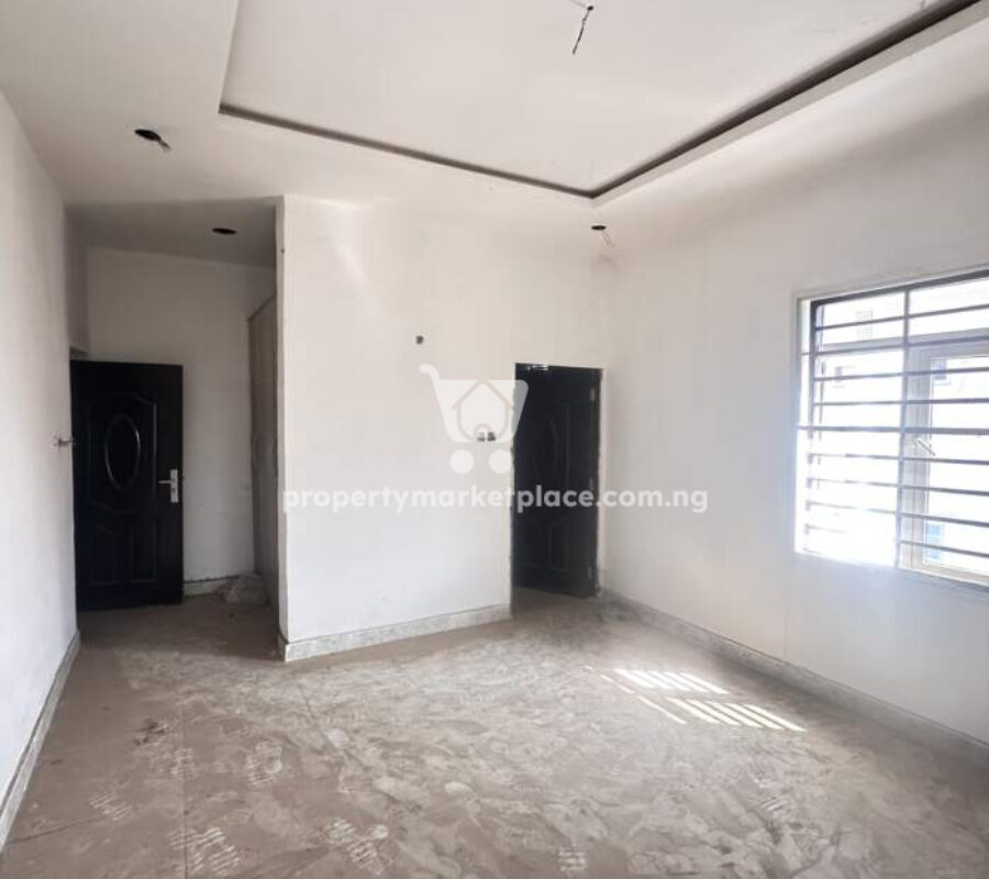Luxurious 3 bedroom flat in a nice estate with good roads
